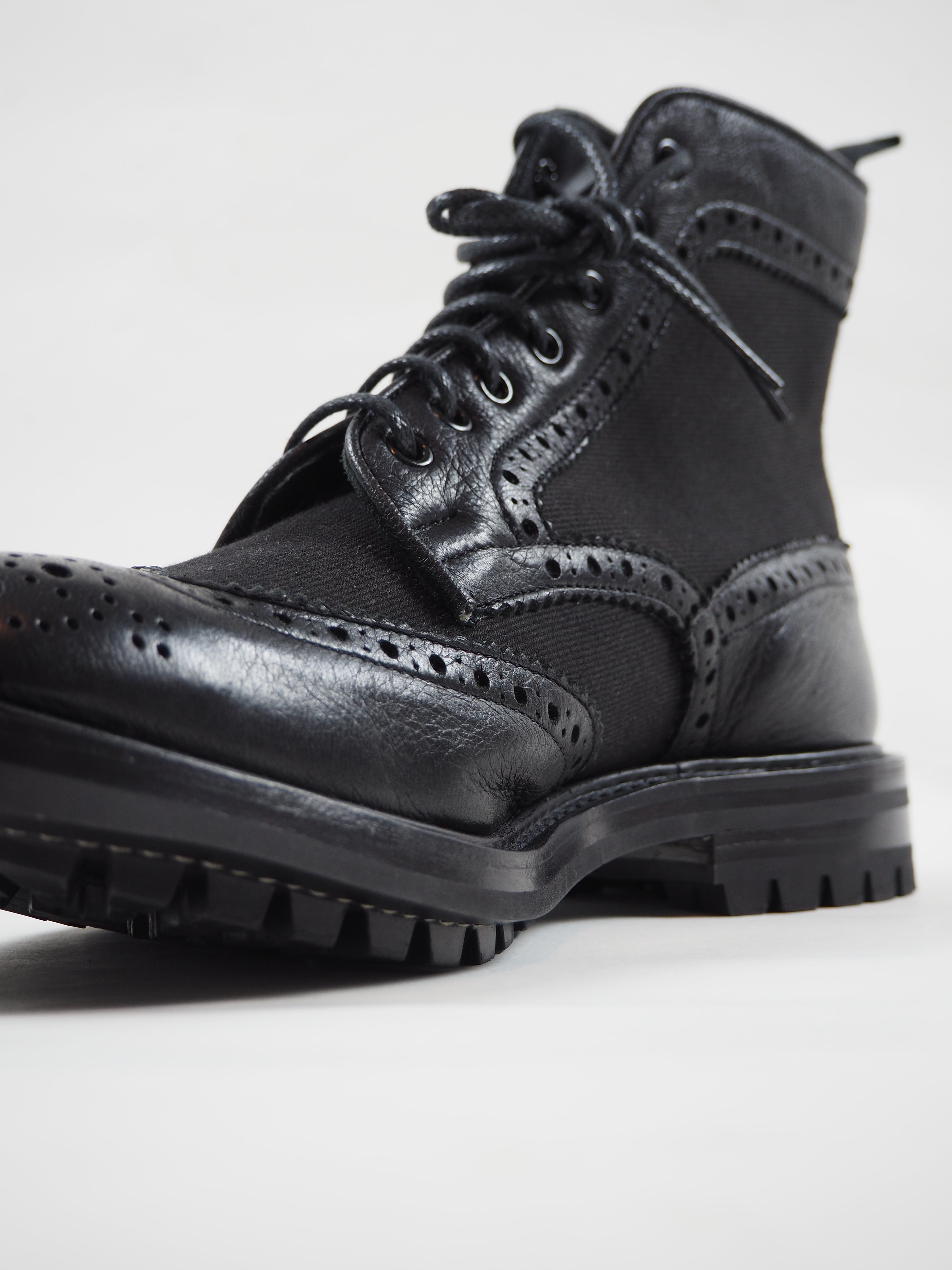 TRICKER'S TWO TONE BROGUE - BLACK – Indigo and Goods TRICKER'S TWO TONE BROGUE - BLACK – Indigo and Goods